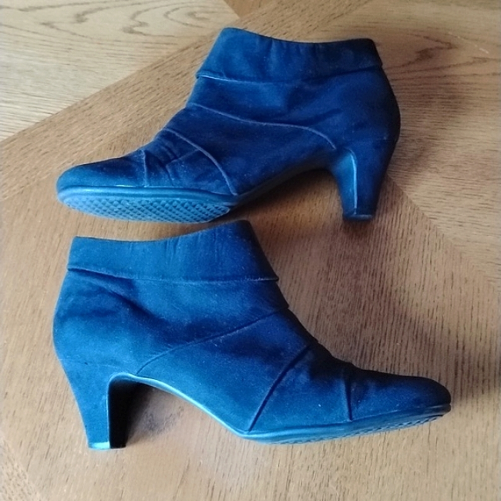Aerology Black Suede Booties Size 9.5 Slouchy Style 2in Heel